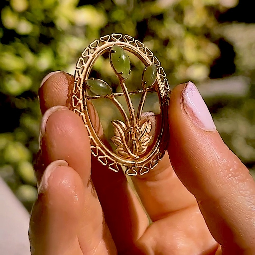 Vintage Oval Gold Toned Delicate Filagree brooch with Jade stones
